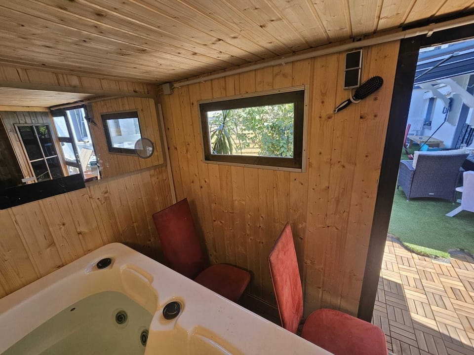 Indoor spa tub