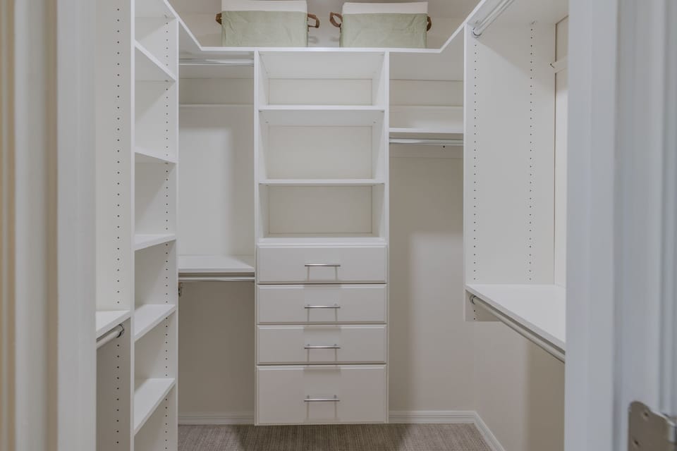 Primary bedroom: walk-in closet