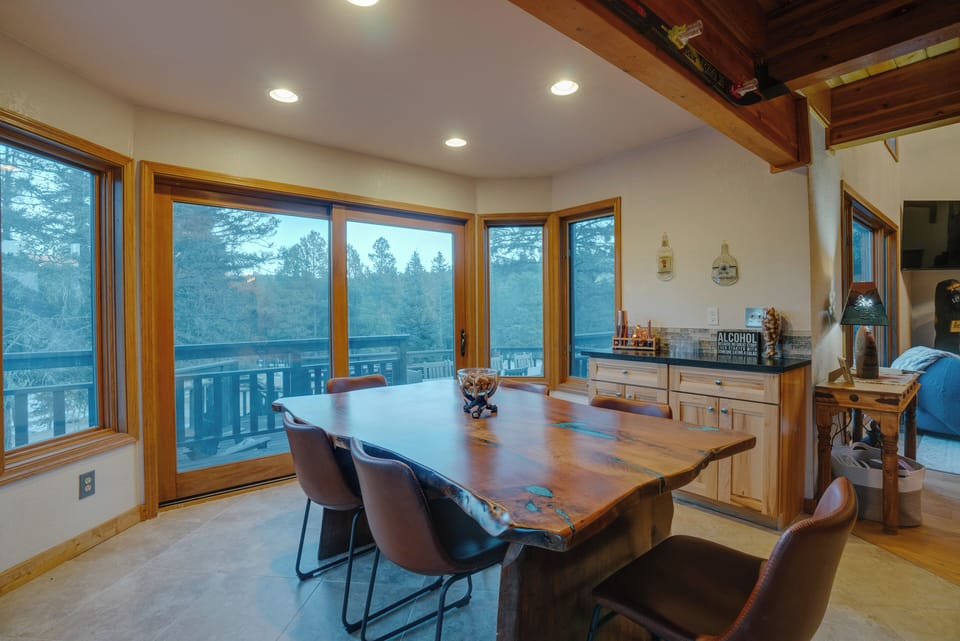 Dining area with seating for 6 and a bar area.