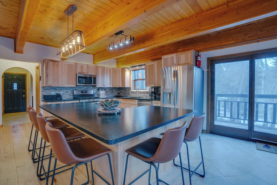 Fully equipt kitchen, 6 bar stools for seating
