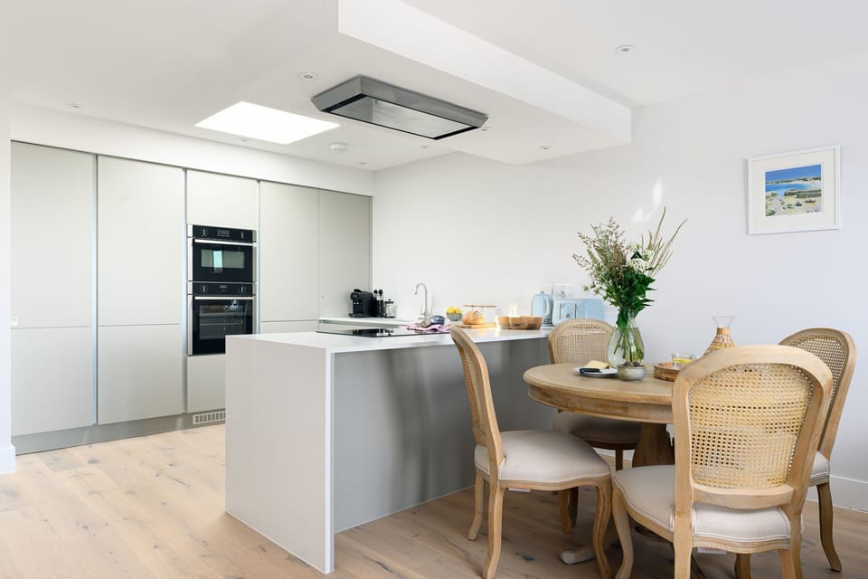 Dining room at Sea Thrift, Ebb Tide, Porth, self catering with Beach Retreats.