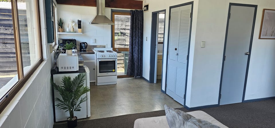 kitchen, full oven