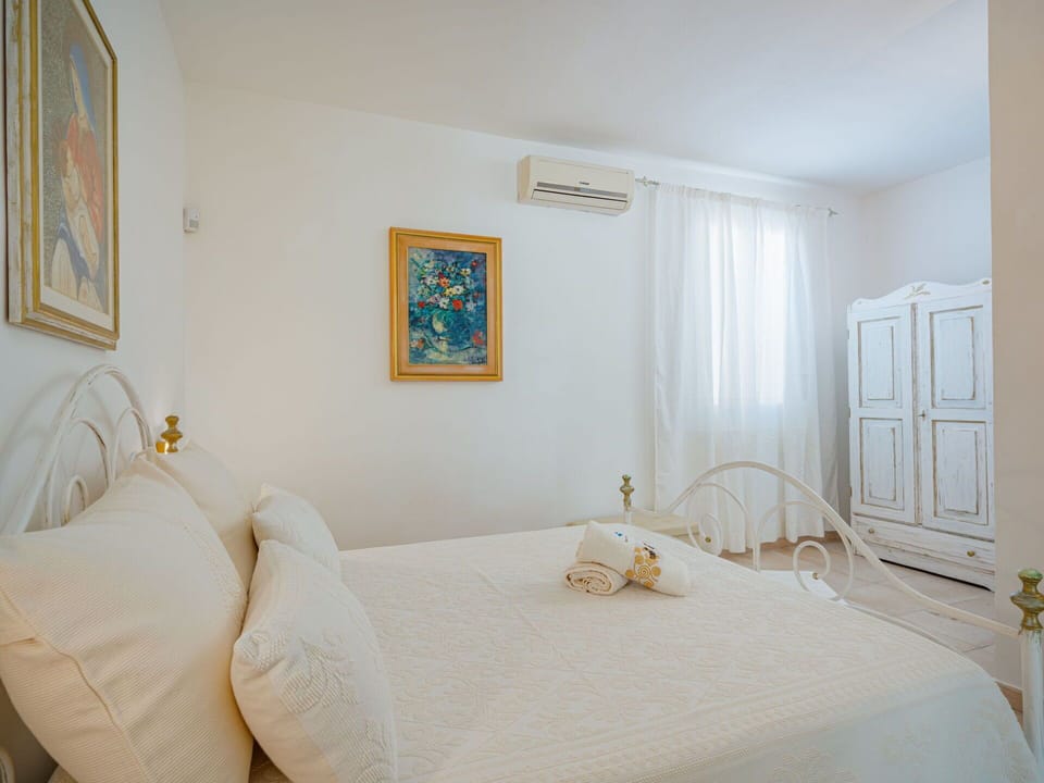 Picture Frame, Furniture, Comfort, Azure, Wood, Textile, Interior Design, Building, Bed Frame, Flooring