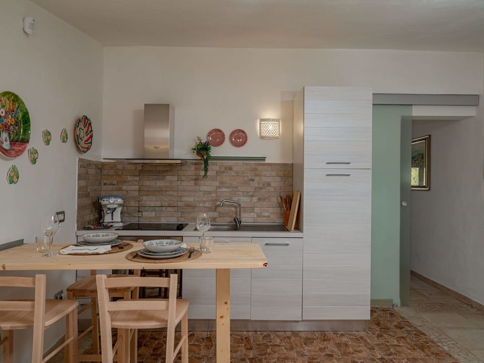 Furniture, Property, Table, Plant, Building, Wood, House, Interior Design, Flooring, Houseplant