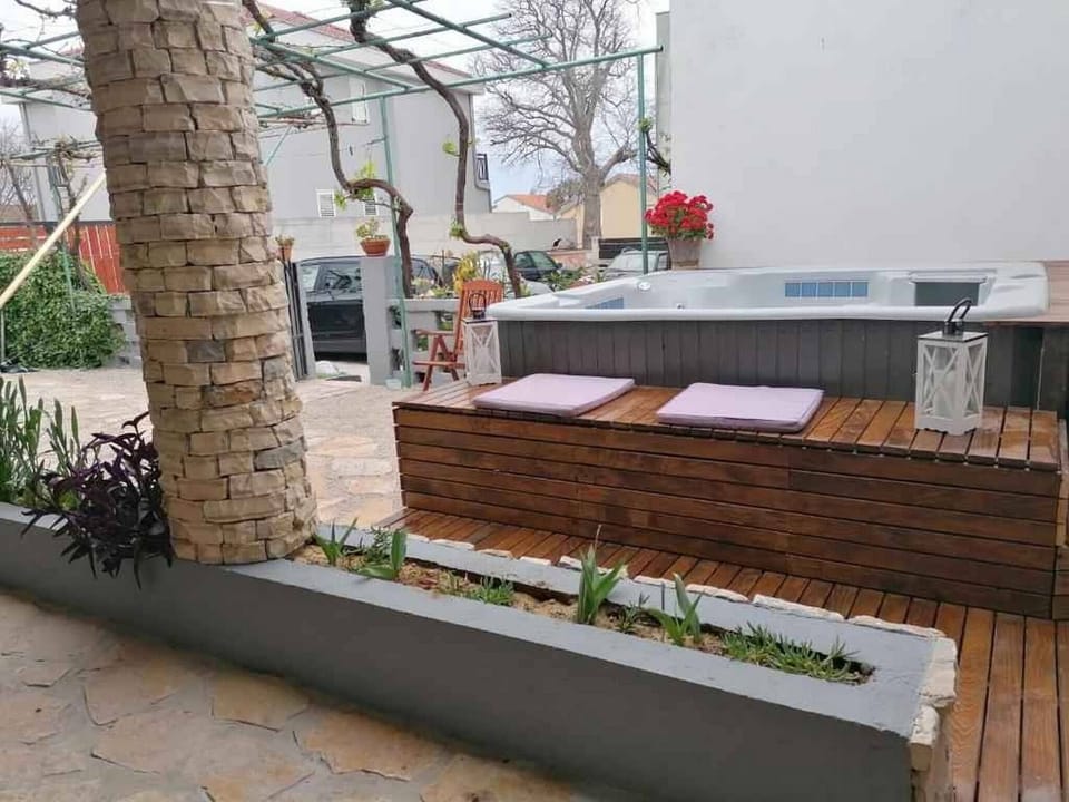 Outdoor spa tub