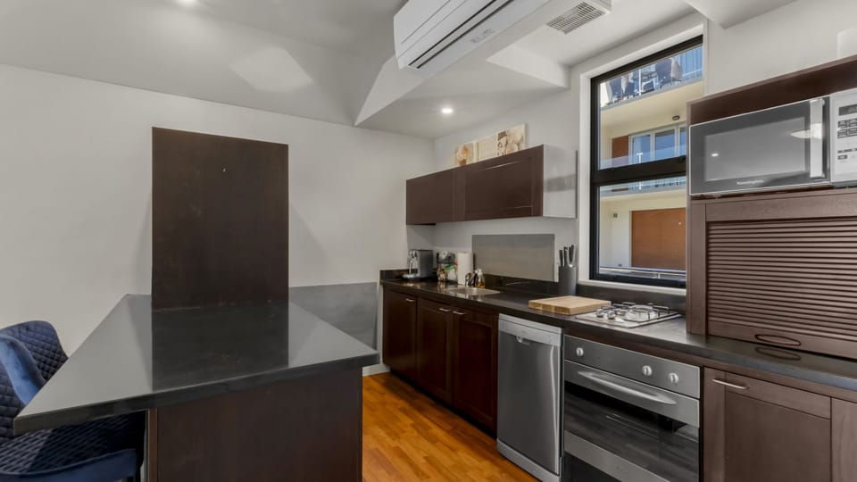 Fully equipped kitchen and aircon/heatpump