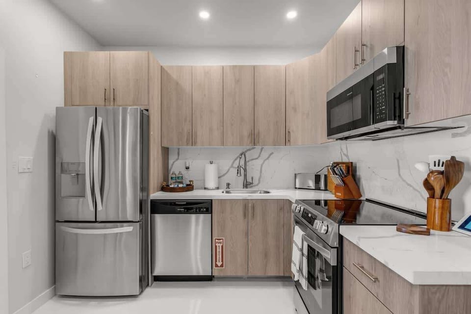Fully equipped kitchen with all the tools you need to prepare a home cooked meal. 