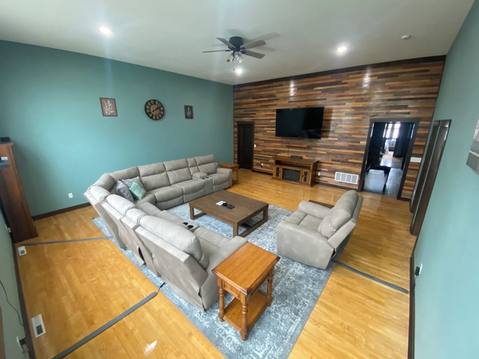 Living Room, 5 Recliners