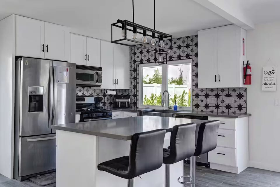 Kitchen w/ Island