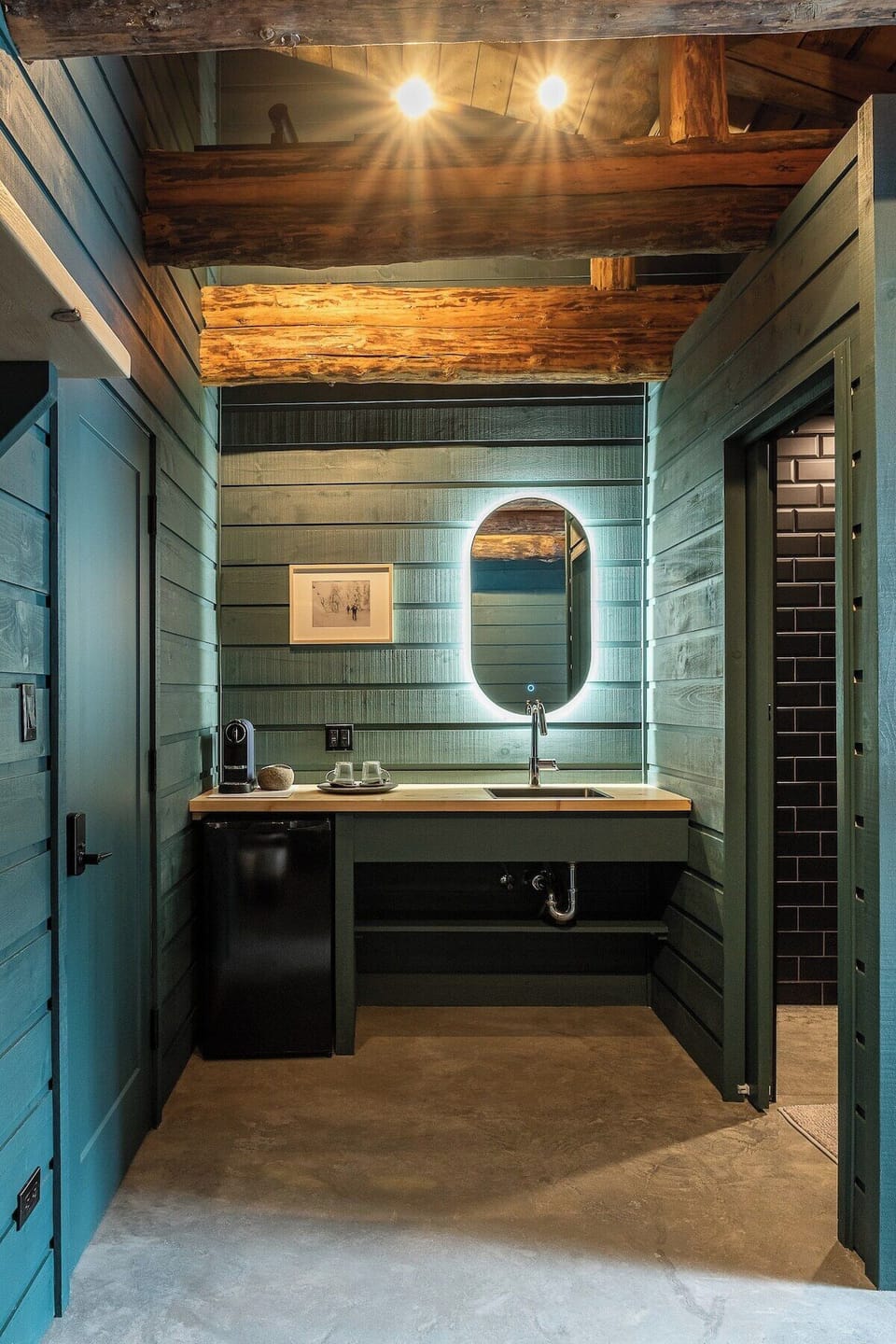 lavabo, mini-réfrigérateur, cafetière Nespresso, douche et toilette