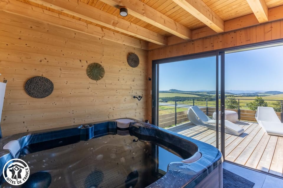 Indoor spa tub