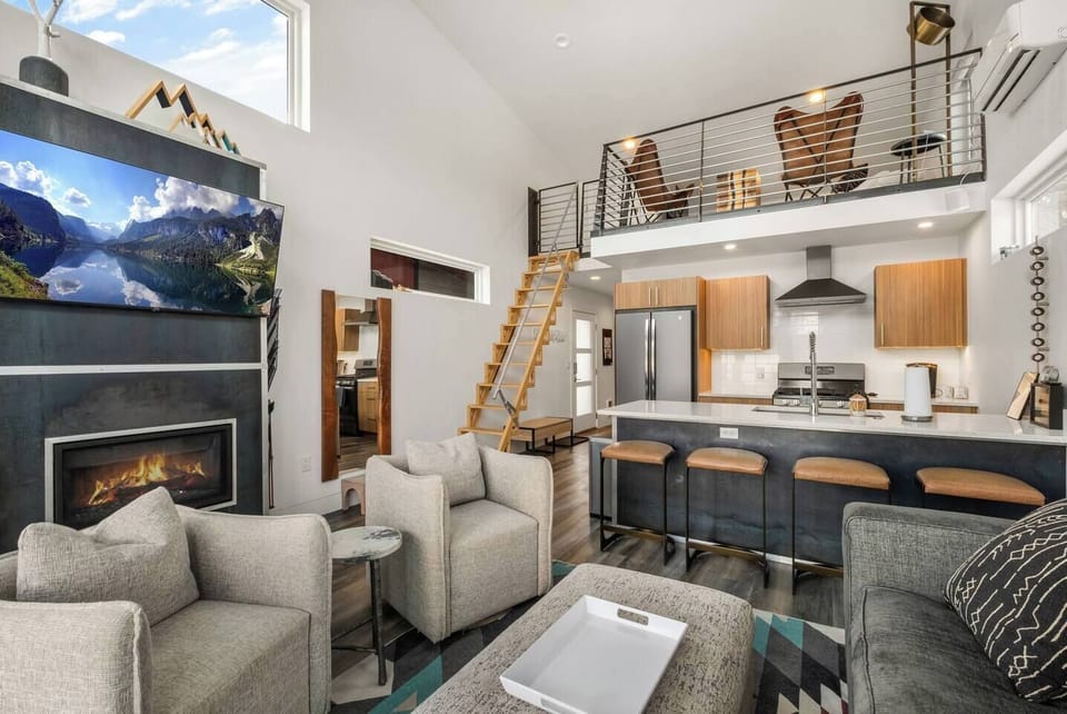 Spacious 2 Bedroom cabin walking distance to Downtown Whitefish