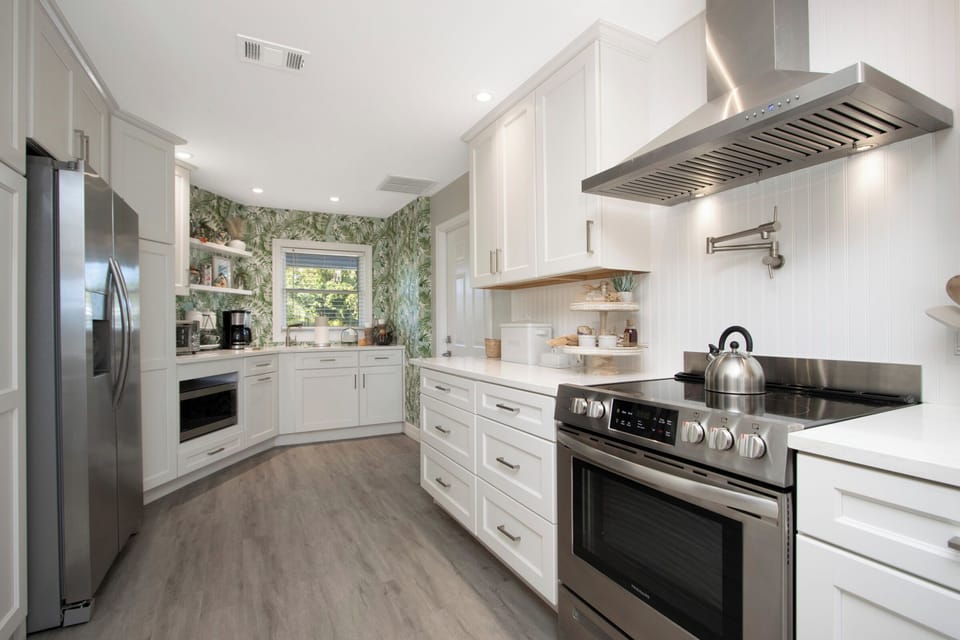 Fully equipped for foodies— everything you need is here! A new gas grill is ready in the garage– just roll it out and fire it up. Convenient access right from the kitchen.
