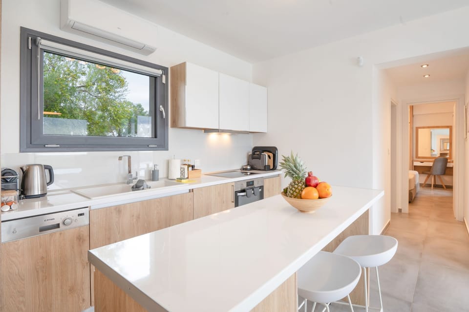 Kitchen with breakfast bar