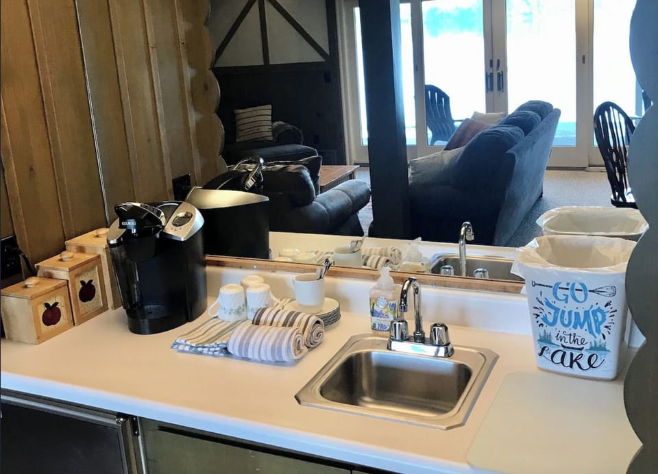 Lower wet bar