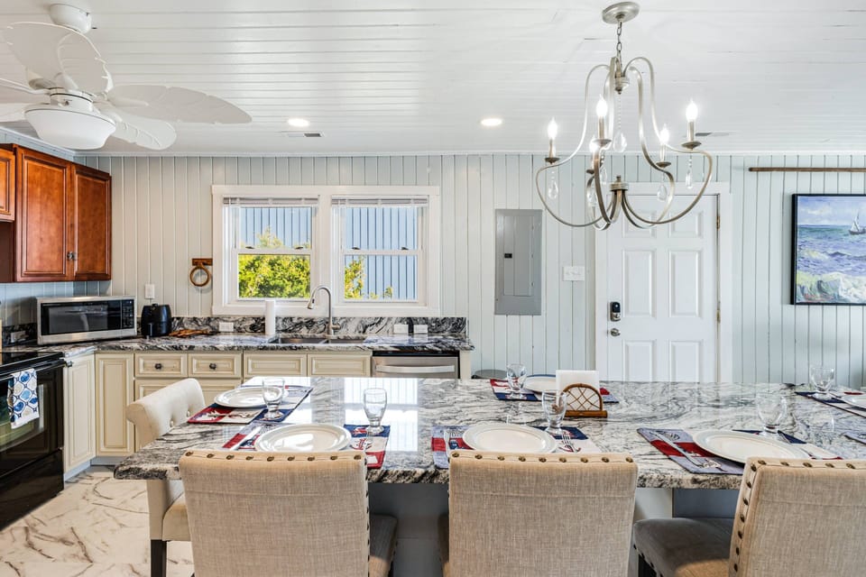 Moderrn and spacious kitchen and dining area.