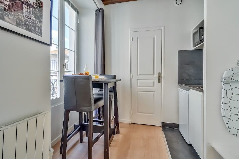 Dining table - Kitchenette