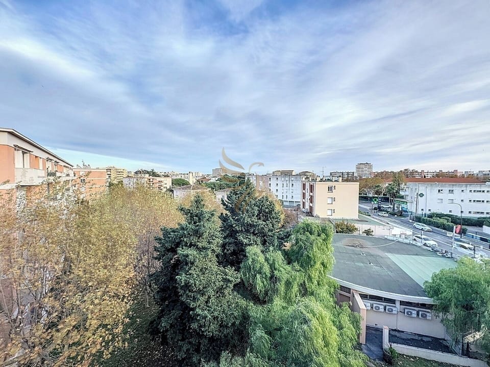 Cette photo offre une vue dégagée qui pourrait être apaisante pour les voyageurs. Imaginez profiter de votre café du matin en admirant cette vue paisible sur la ville et la verdure environnante depuis une fenêtre ou un balcon privé.