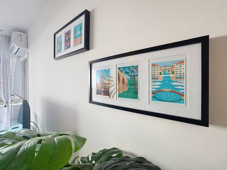 La climatisation murale offre un confort essentiel. Imaginez-vous entouré de cette décoration moderne, avec une ambiance lumineuse et végétale qui revitalise après une longue journée d`exploration.