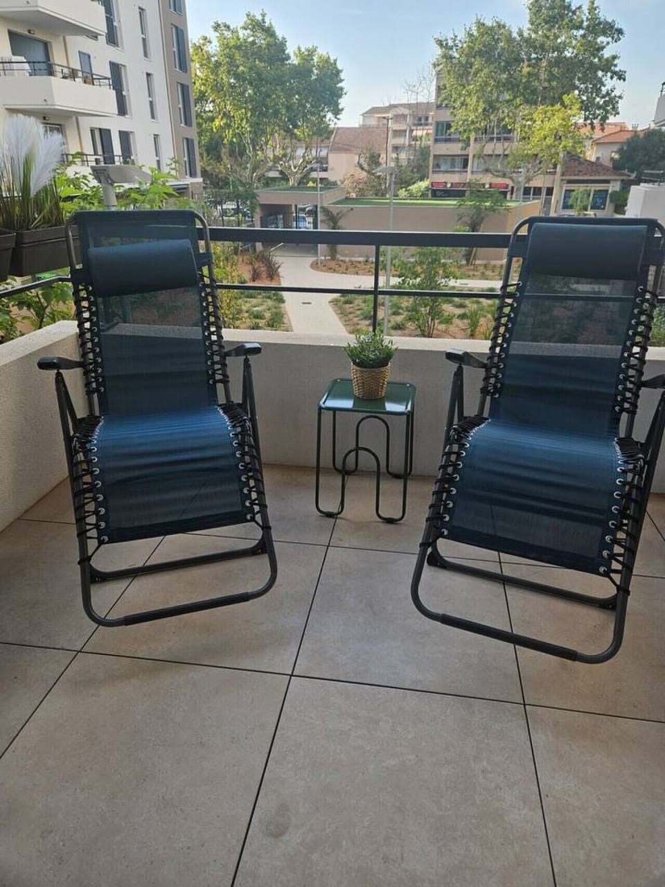 Coin détente avec transats, idéal pour se relaxer au soleil en toute tranquillité.