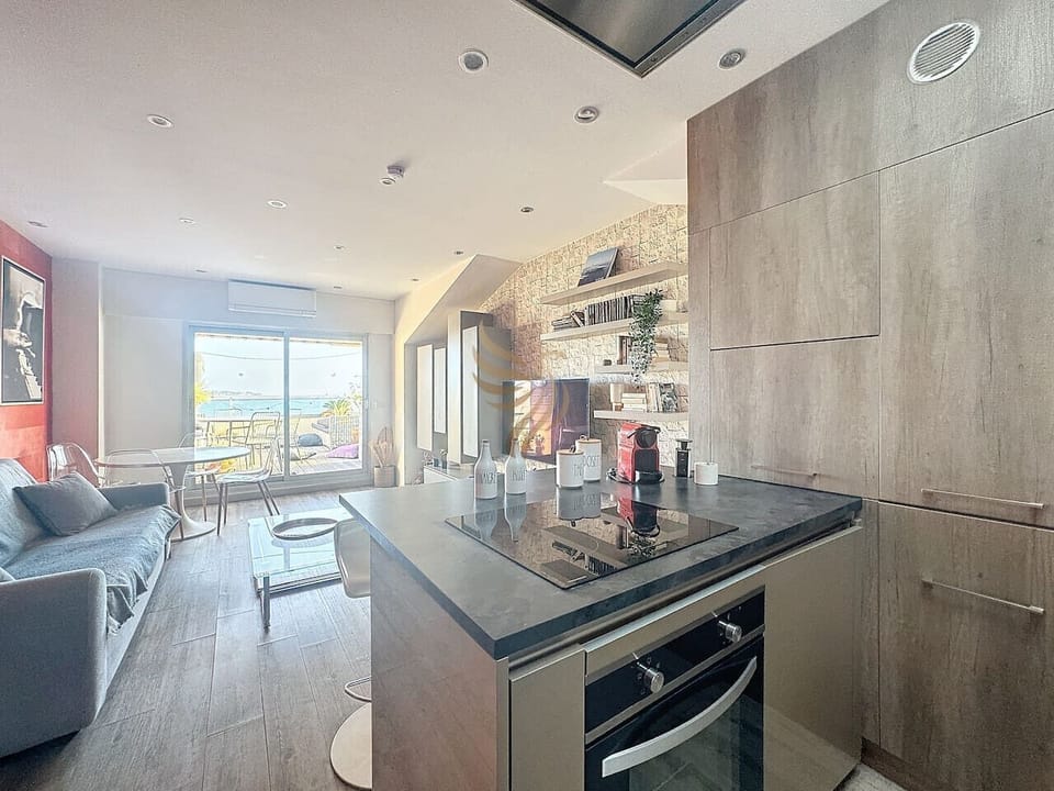 Cet espace de vie lumineux et moderne s`ouvre sur une terrasse avec vue imprenable, parfait pour se détendre avec un bon livre ou un café. Le design intérieur intègre une cuisine bien équipée et un salon accueillant, idéal pour recevoir des amis.
