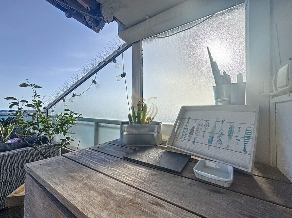 Imaginez savourer votre café du matin sur cette terrasse baignée de soleil, entouré par la verdure et des touches artistiques. Cette espace offre un cadre idéal pour la détente en plein air.