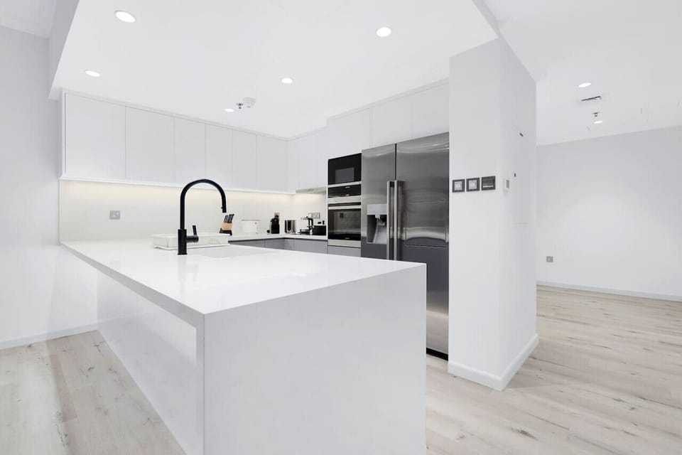 Modern Kitchen: Sleek design and top-notch appliances await your culinary adventures!