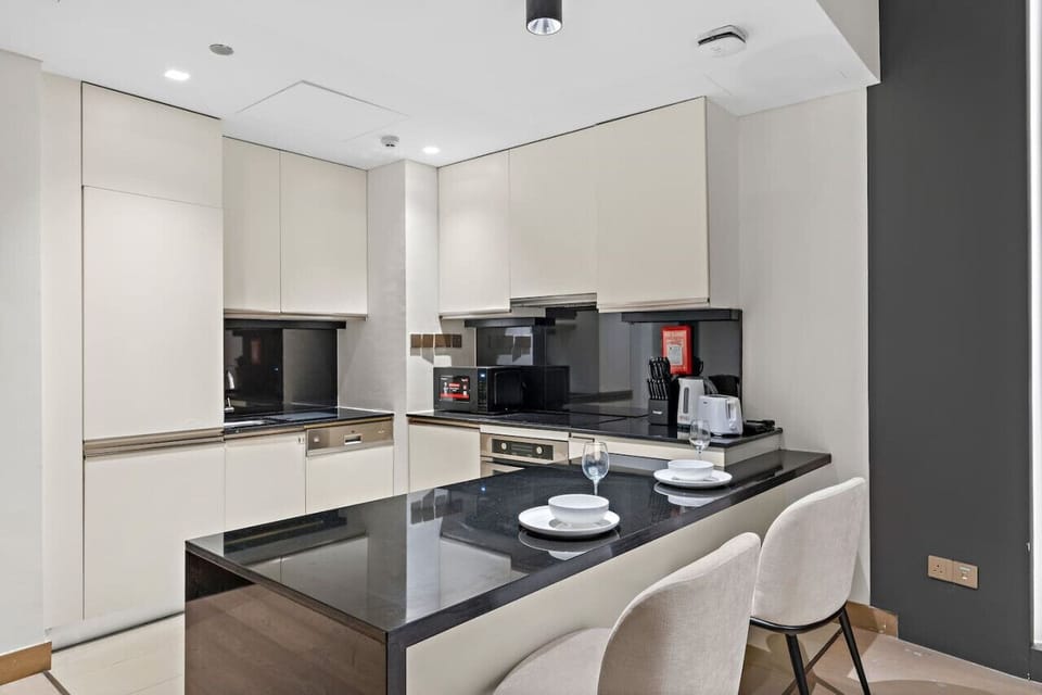 Gourmet Kitchen: Modern design with sleek appliances—perfect for culinary adventures in Dubai!