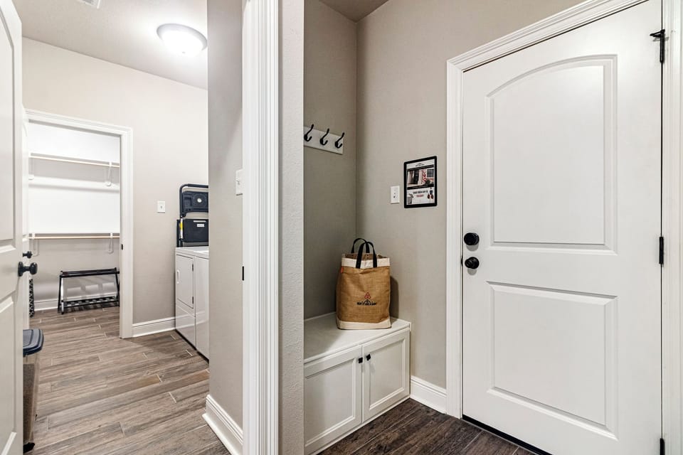 Relax in the stylish and spacious connecting area at Flatwood Fairway, seamlessly blending comfort with elegance. This pet-friendly home offers the best Airbnb experience in Lake Charles, ideal for families and groups looking for a welcoming retreat.