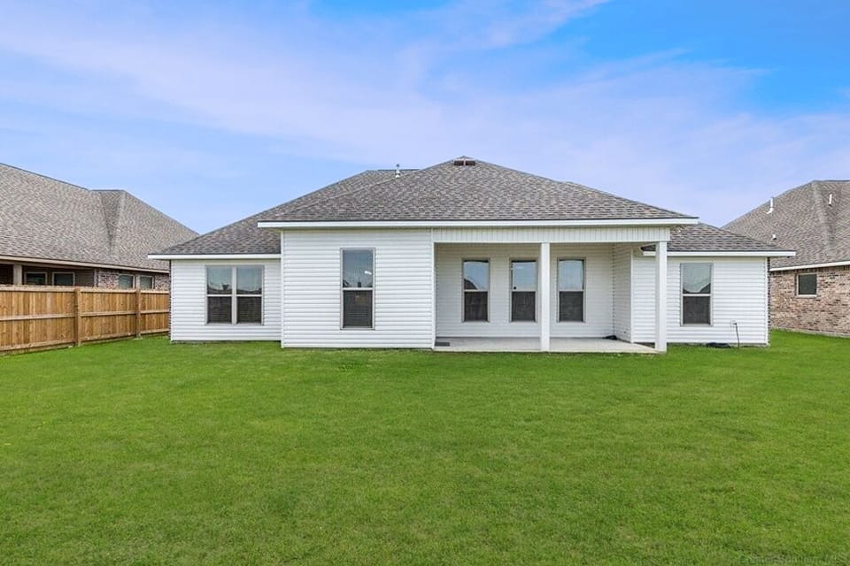 Step outside and enjoy the expansive backyard at Flatwood Fairway, perfect for relaxing under the wide-open blue skies. With lush green grass and plenty of space to unwind, this outdoor area makes Flatwood Fairway the Best Airbnb in Lake Charles for guests seeking a serene and spacious retreat.