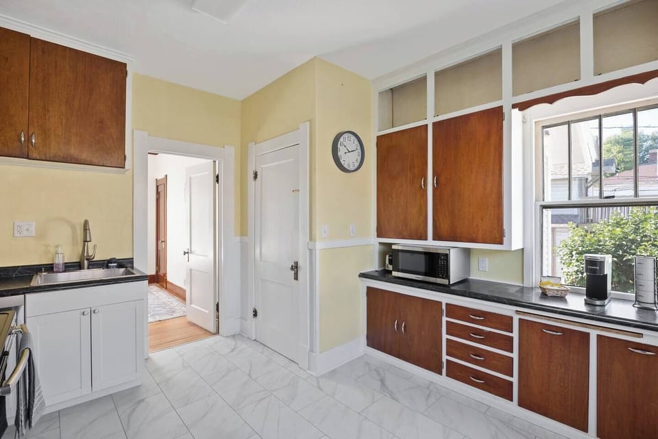 Fully equipped kitchen.