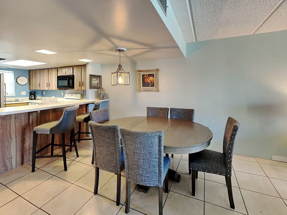Dining Area - Seating for Six