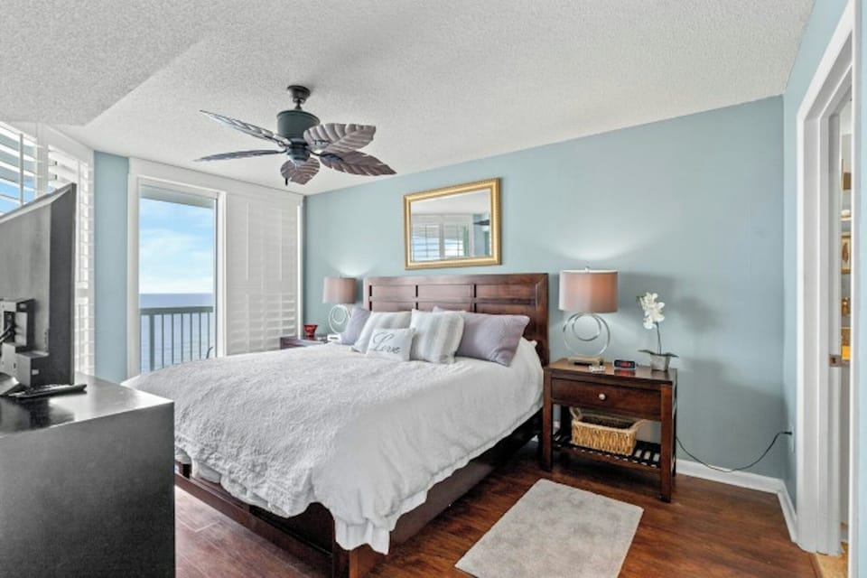 Wake up and take a stroll out onto the balcony to watch the sun rise.