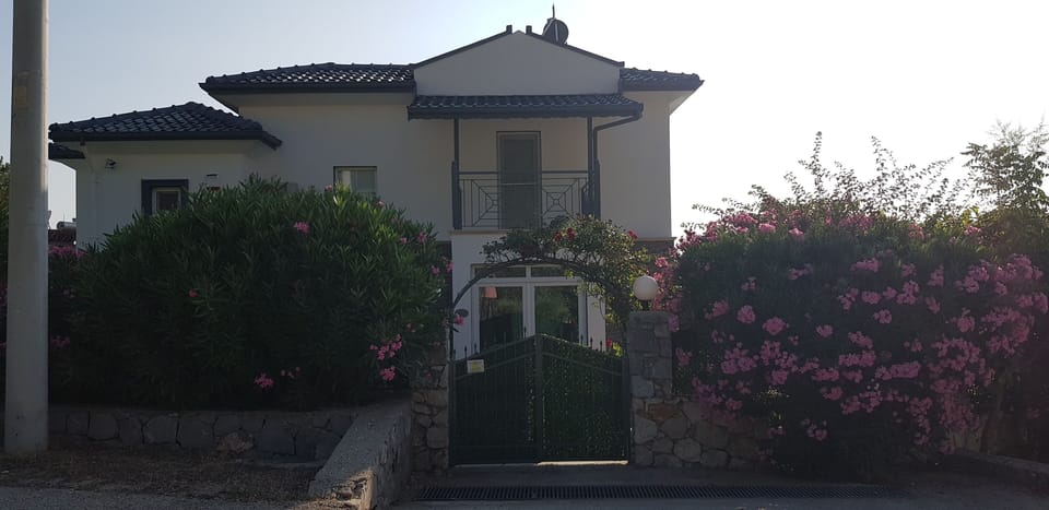 Immaculate large 4 bedroom 4 bathroom villa with private pool
