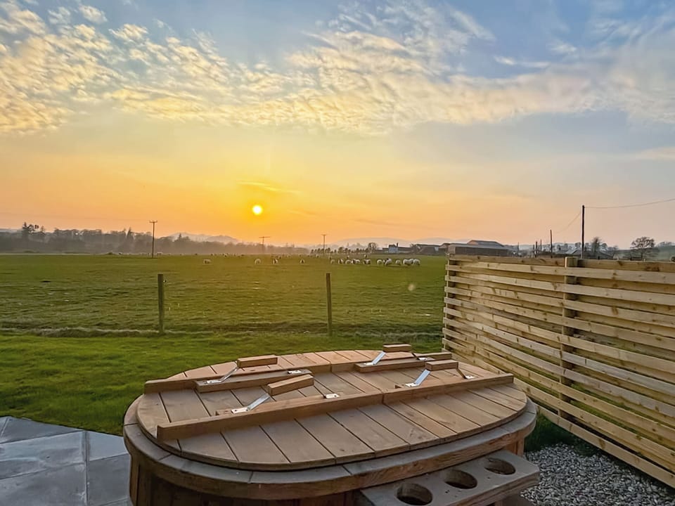 Hot tub | Uuu Pod - Newton Of Inshewan Farm Pods, Forfar