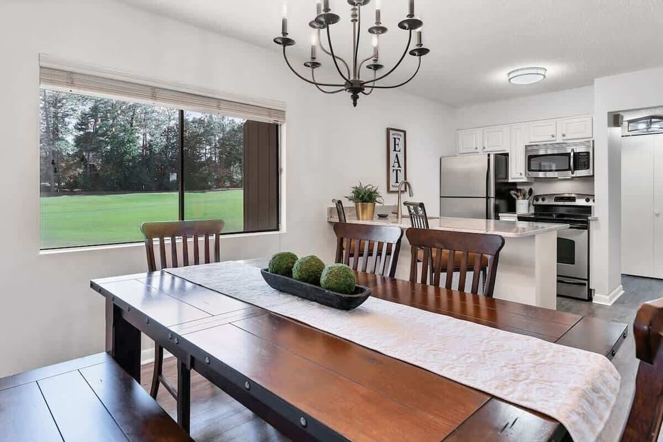 Beautiful dining table with fairway 8 views!