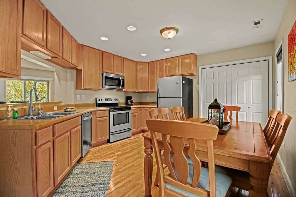 Discover a fully equipped kitchen seamlessly connected to a stylish dining room and a convenient kitchen bar, creating the perfect culinary space for every occasion.