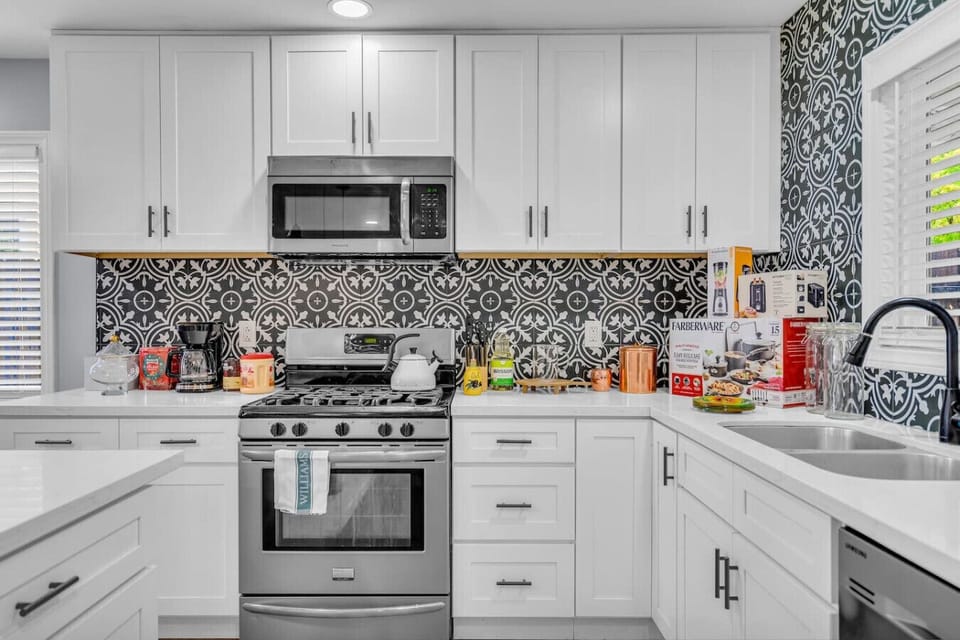 WELL-EQUIPPED KITCHEN, STAINLESS STEEL APPLIANCES
