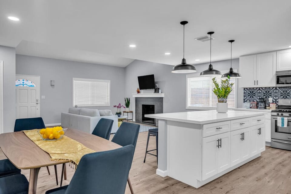 OPEN PLAN LIVING SPACE, KITCHEN AND DINING AREA