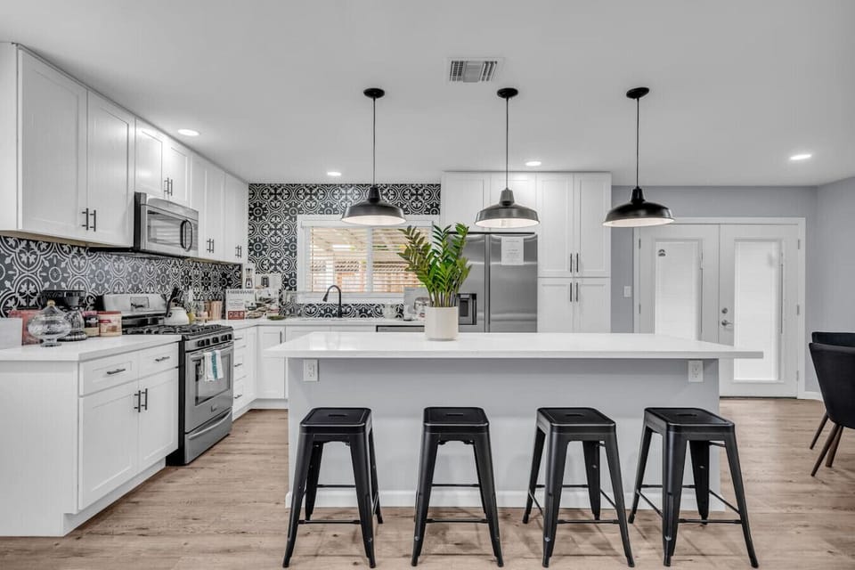 LARGE KITCHEN ISLAND, MODERN KITCHEN