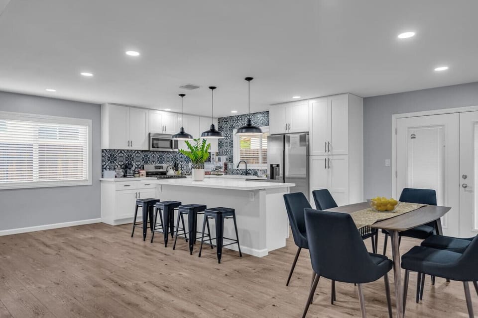 OPEN PLAN LIVING SPACE, KITCHEN AND DINING AREA