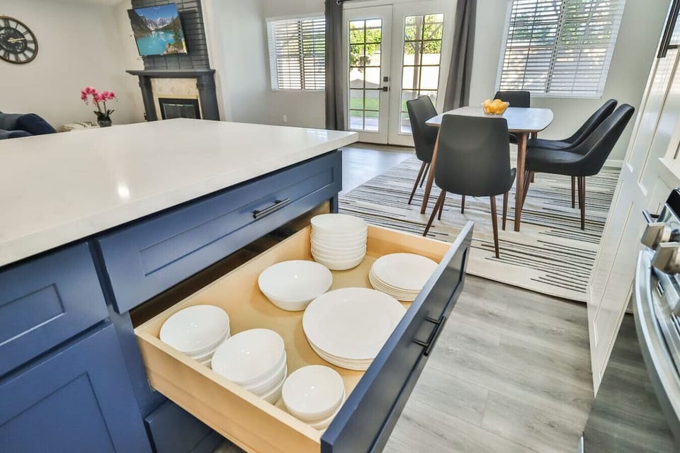 OPEN PLAN LIVING, DINING AREA