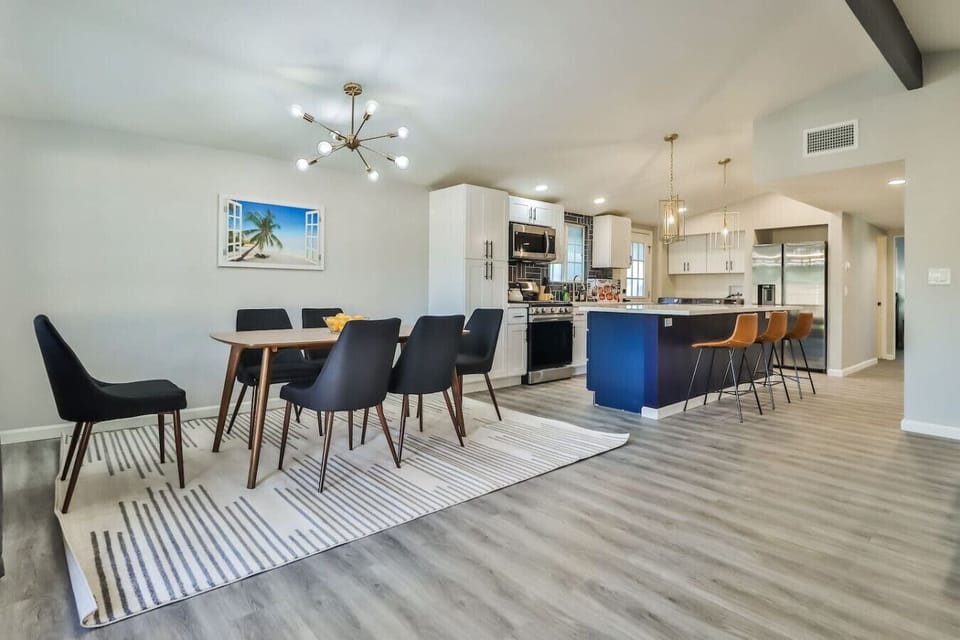 OPEN PLAN LIVING, DINING AREA