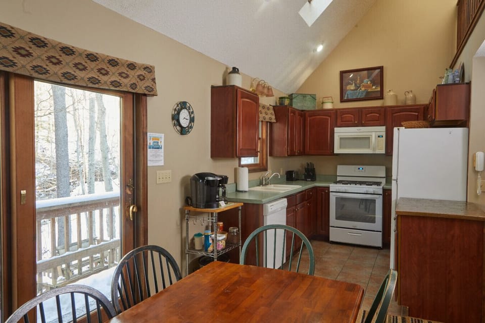 Well equipped kitchen making meals easy!