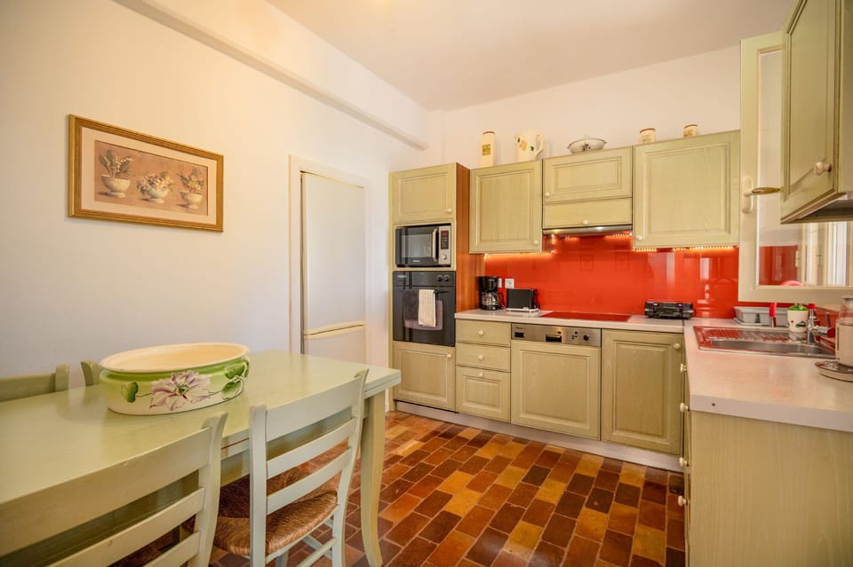 Kitchen area with dining table