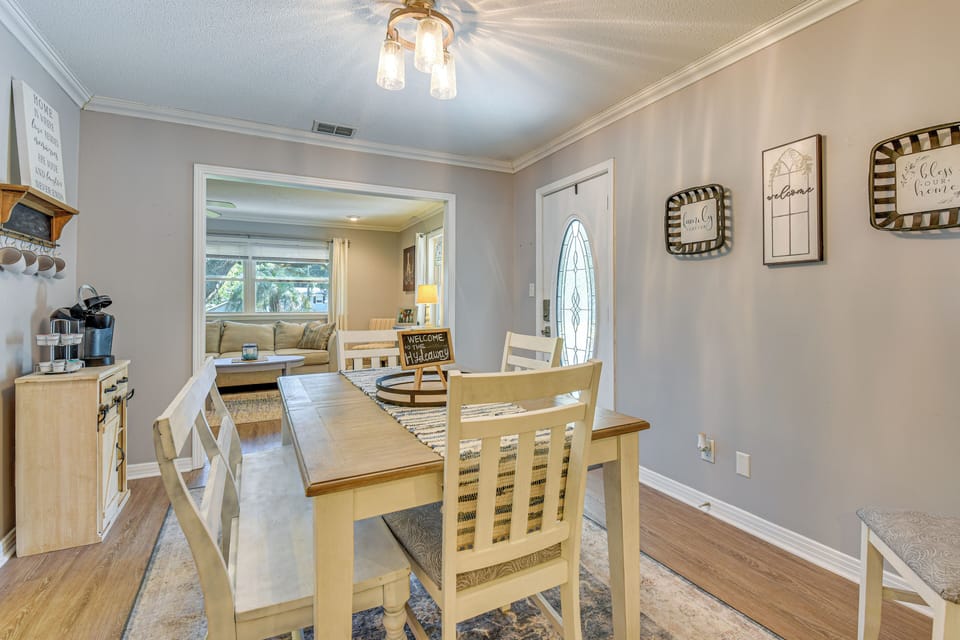 Dining Area | Dishware/Flatware Provided
