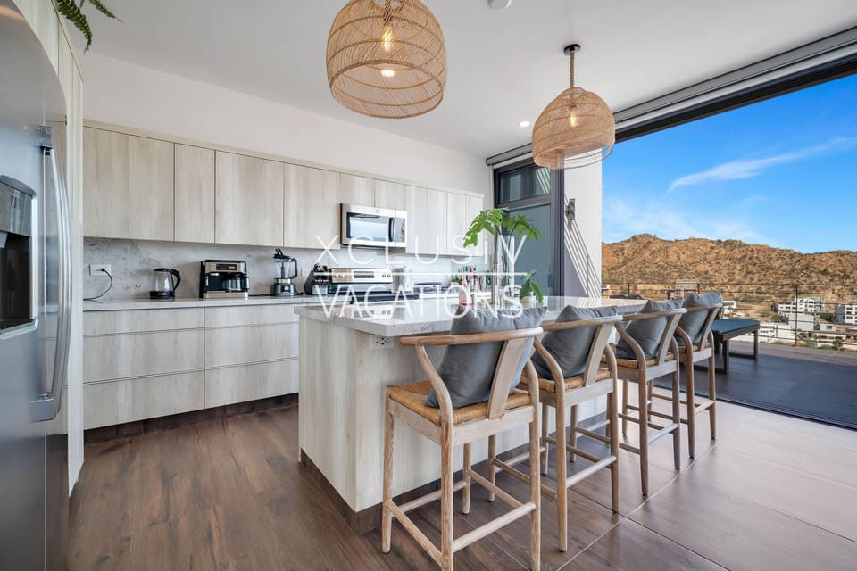 Full size kitchen with Chef options available (book on our XCLUSIV app)
