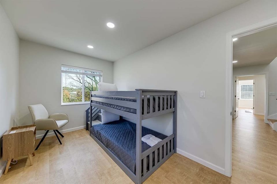 Kids room with twin bunks