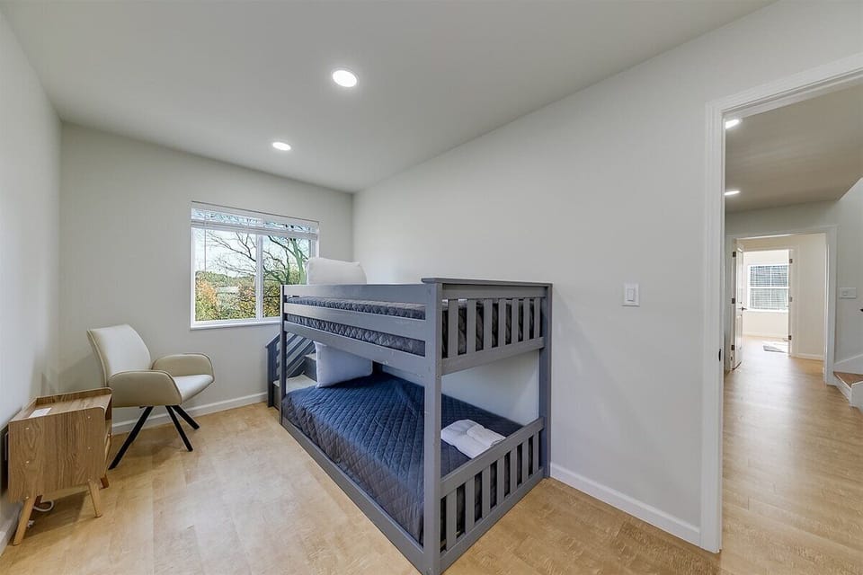 Kids room with twin bunks