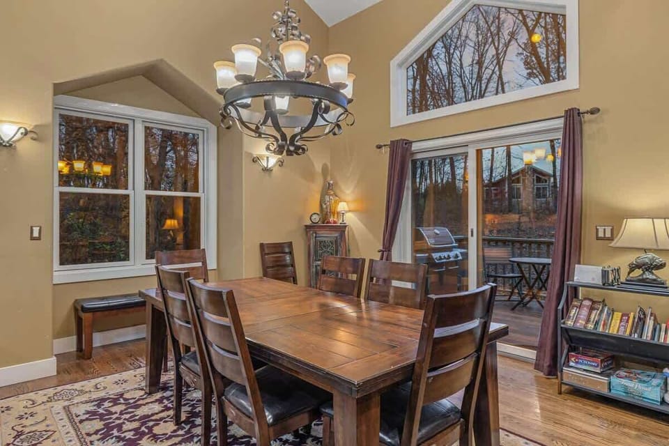 Dining with a view? Yes, please! Let’s make some memories around this table!